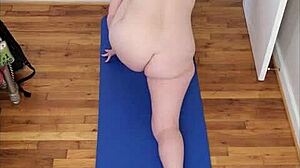 סשן יוגה עירום עם חזה גדול ותחת עגול