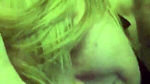 Amatur British Alison menikmati seks dengan zakar besar dalam video panas
