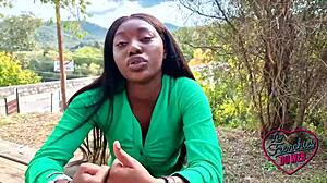 Afrikanischer Teenager mit straffen Titten hat heißen Sex vor der Kamera