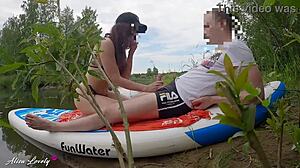 Aventura în aer liber a cuplurilor amatoare se transformă într-o sesiune de sex sălbatic în râu