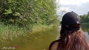 Amatör çiftlerin açık hava macerası vahşi bir nehir seks seansına dönüşüyor