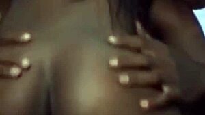 アマチュアの美女が深く受け入れます:ジャストデリヴァスのホットなお尻に焦点を当てたビデオを見てください。