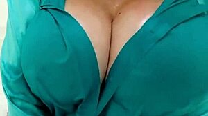 सोनिया, एक धोखा देने वाली ब्रिटिश परिपक्व महिला, अपने विशाल स्तनों को प्रकट करती है।