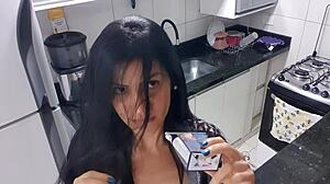 אישה סקסית מפנקת את עצמה עם זין מפלצתי במטבח