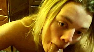 Lille hvid pige giver en deepthroat og anal slikning til en stor sort pik i en uredigeret hotelvideo