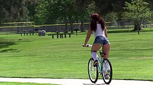 Savannah Foxxs, iyi donanımlı bir partnerle bisiklet sürmekten samimi zevke kadar duygusal bir yolculuk yapıyor