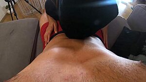 业余妻子在BDSM游戏中使用假阳具支配她的丈夫