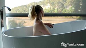 Kim, den bedårende vloggeren, nyter en het soloøkt før et avslappende bad