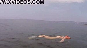 Ada Bojanas nadando ao ar livre sem sunga