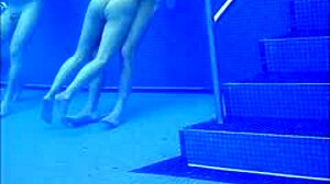 Masturbazione subacquea voyeuristica con una bomba nuda